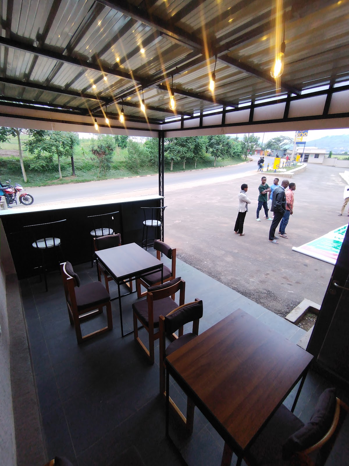 Photo of UNO Petroleum & Winx supermarket by Eric Mugemangango