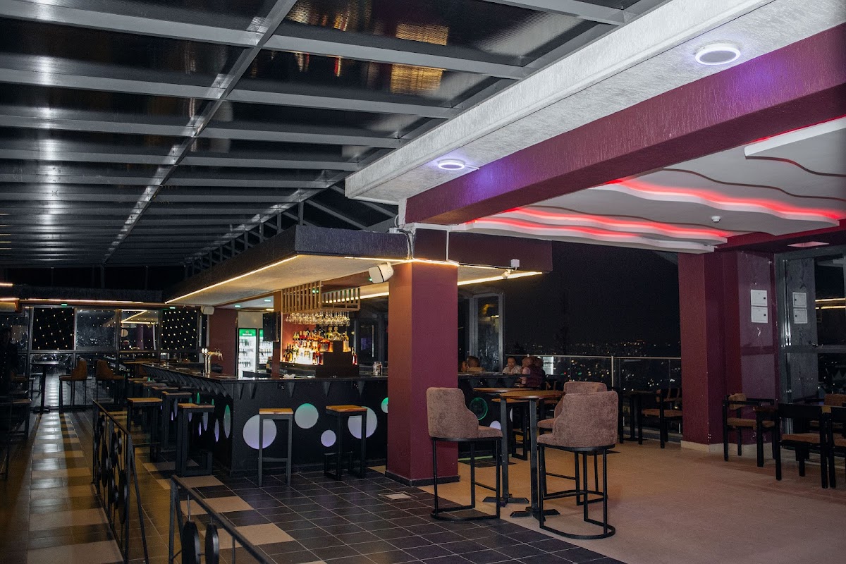 Le Balcon Lounge & Sports Bar