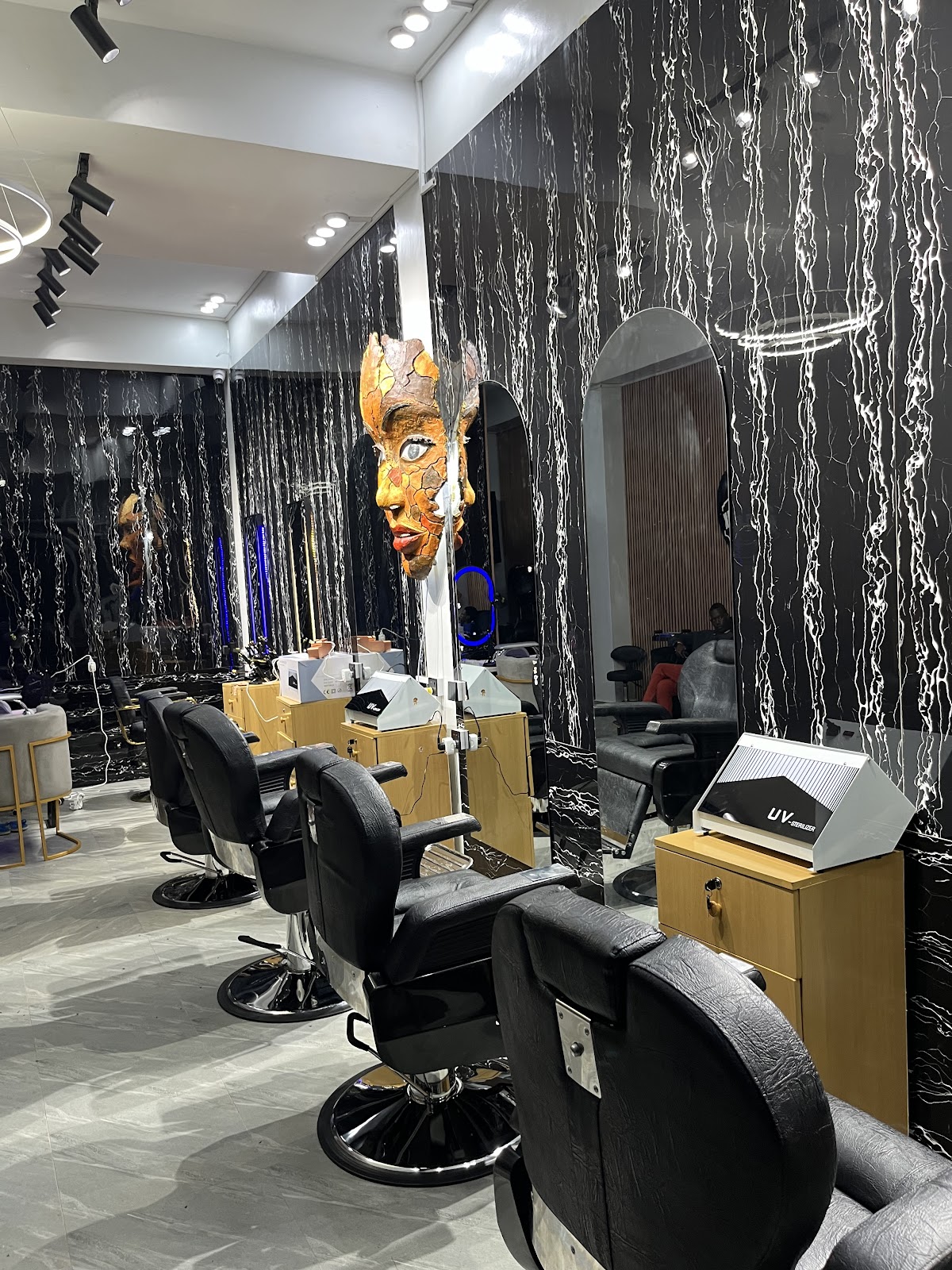Heart-break unisex salon